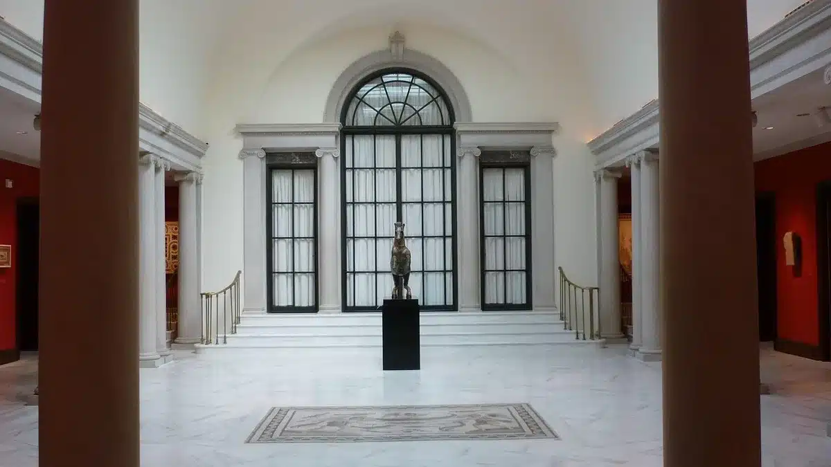 Galleria sotterranea con esedra antica e passerella, ambiente archeologico