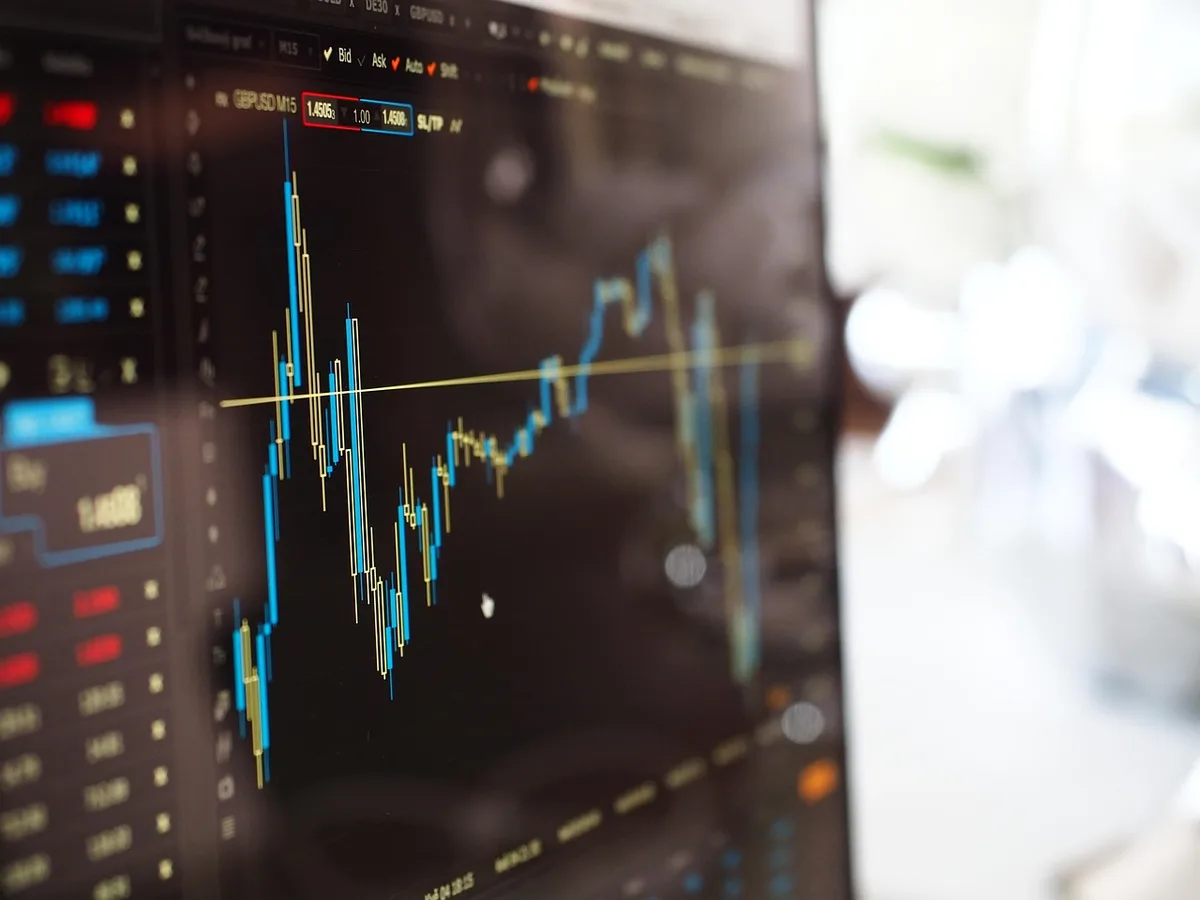 Barile di petrolio e grafico dei prezzi su sfondo di mercati finanziari
