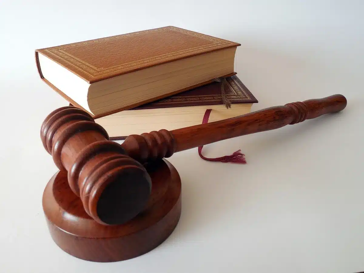 Aula di tribunale vuota con martelletto in primo piano