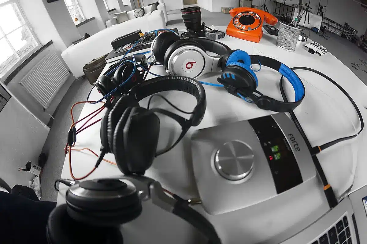 Sala di registrazione con console e microfoni durante una sessione