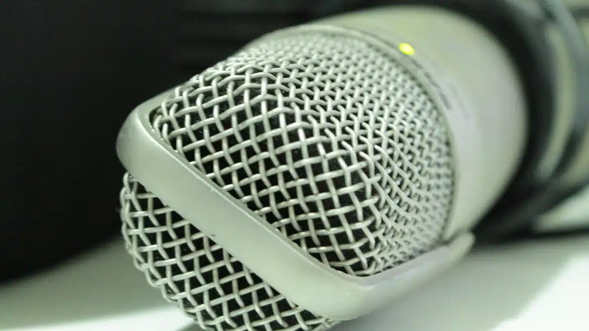 Corridoio di studio di registrazione con strumenti e mani in movimento