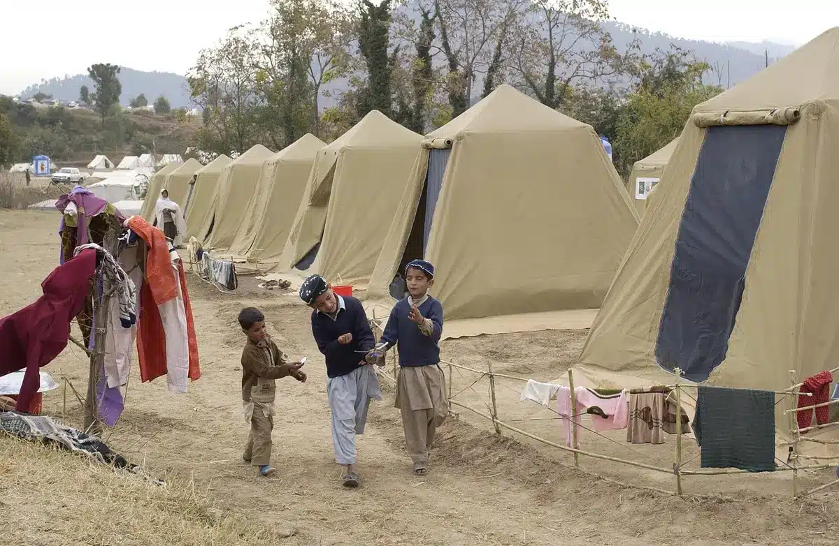Bambini in un centro di apprendimento temporaneo che segue le lezioni