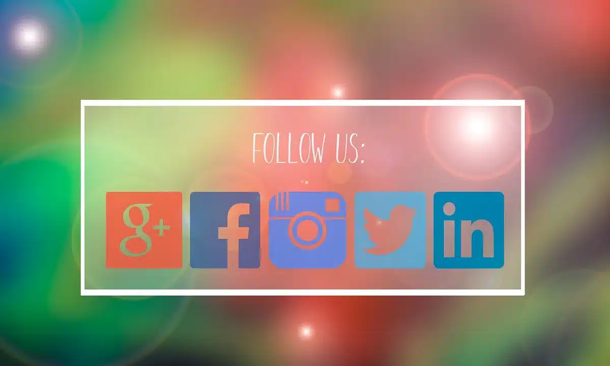 Collage di immagini virali che si diffondono sui social