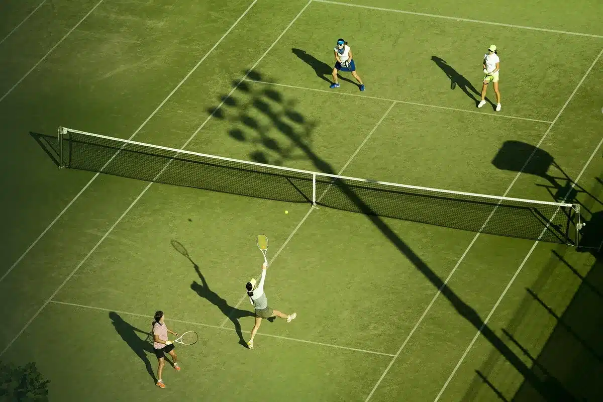 Scena di partita con giocatore in difficoltà da fondo campo