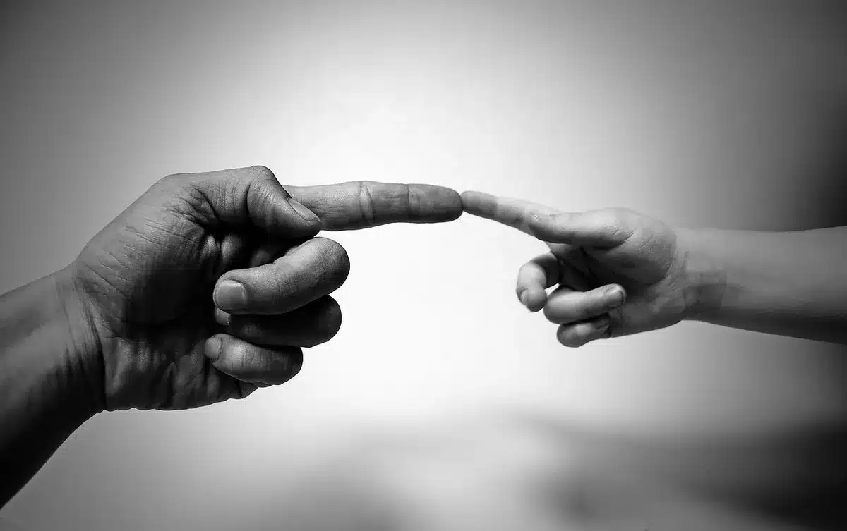Disegno di un bambino su un tavolo che evoca terapia infantile