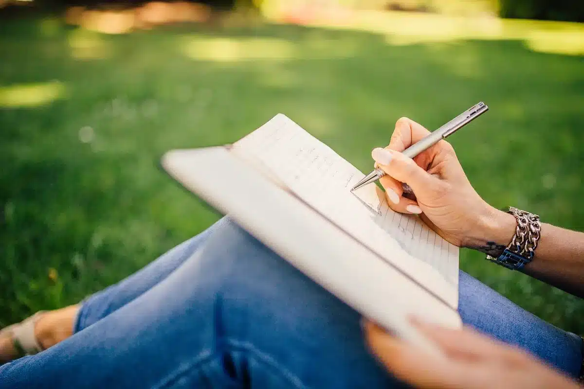 Giovane madre che parla con un terapeuta annotando appunti