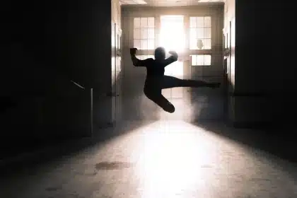 Silhouette di ballerini nel backstage di uno studio televisivo in corridoio
