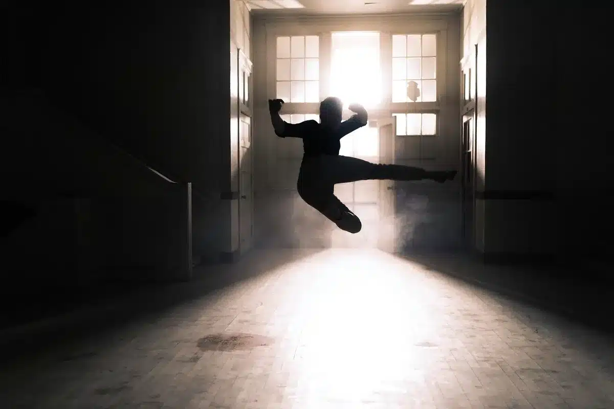 Silhouette di ballerini nel backstage di uno studio televisivo in corridoio