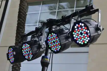 Due ballerini anonimi in silhouette su una pista televisiva lucida durante una performance