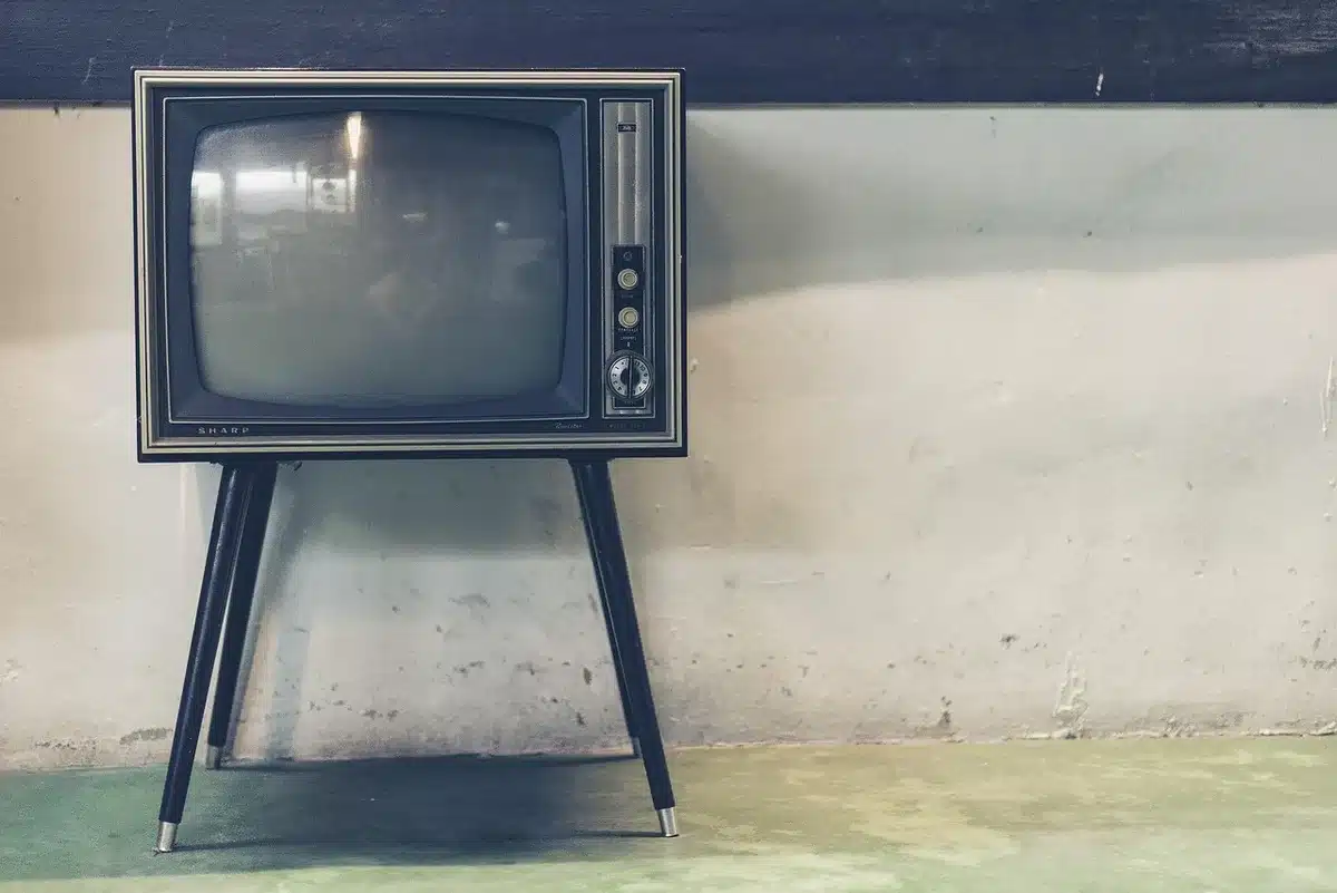 Tavolo di una giuria televisiva in studio con microfoni