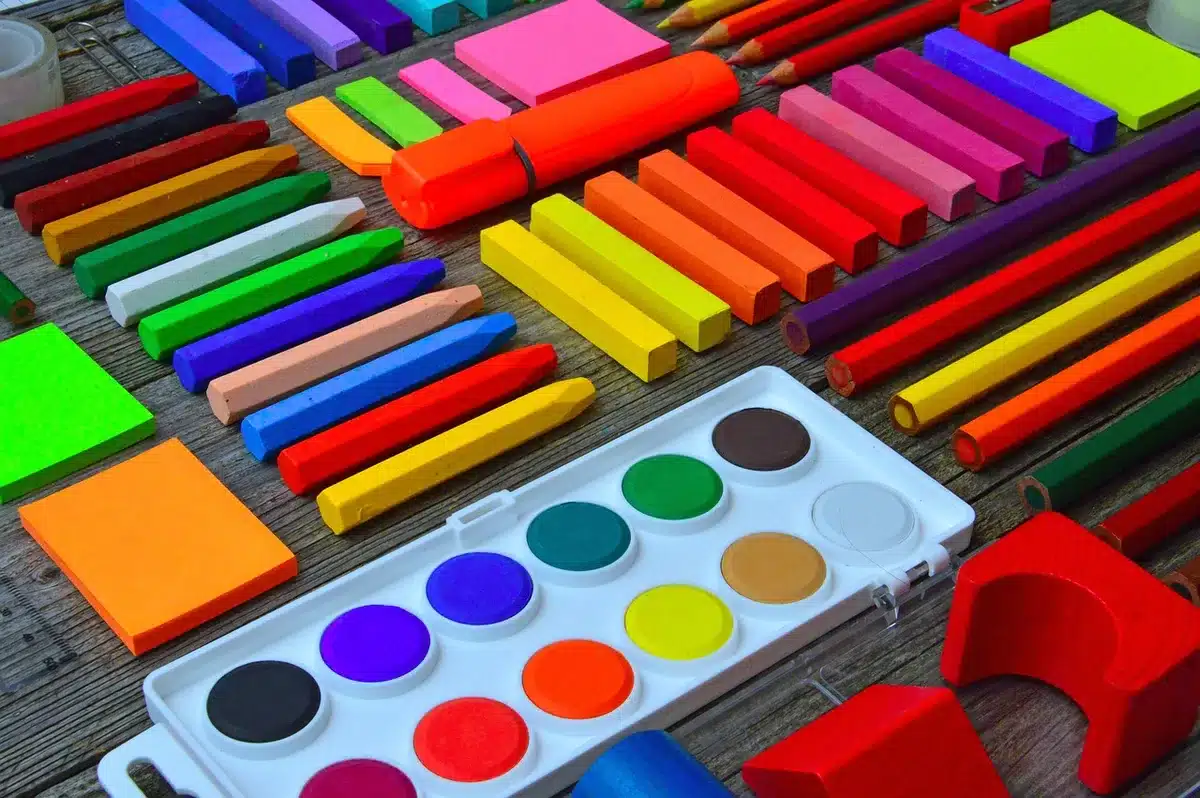 Bambini seduti con zaini e materiali scolastici in una classe