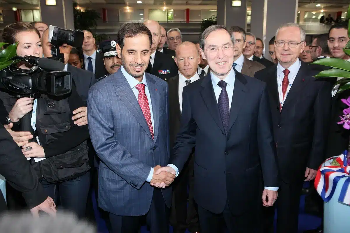 Sala riunioni con delegati internazionali seduti attorno a un tavolo