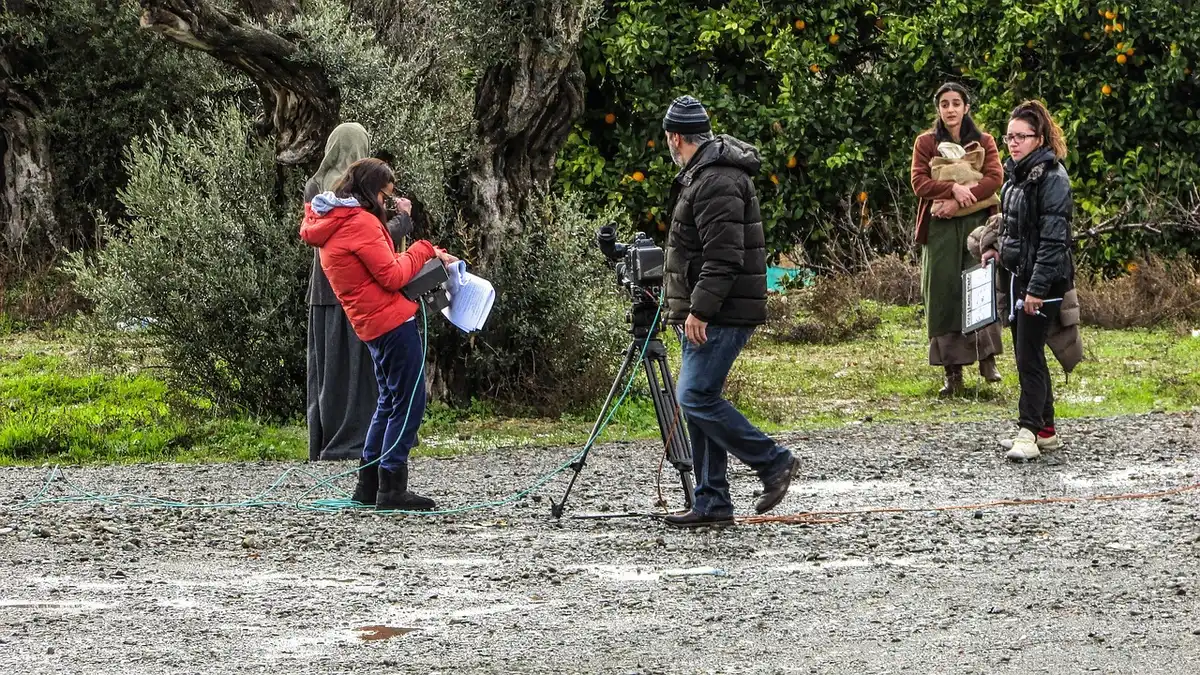 Lavagna sullo sfondo di un set televisivo con scritte cancellate