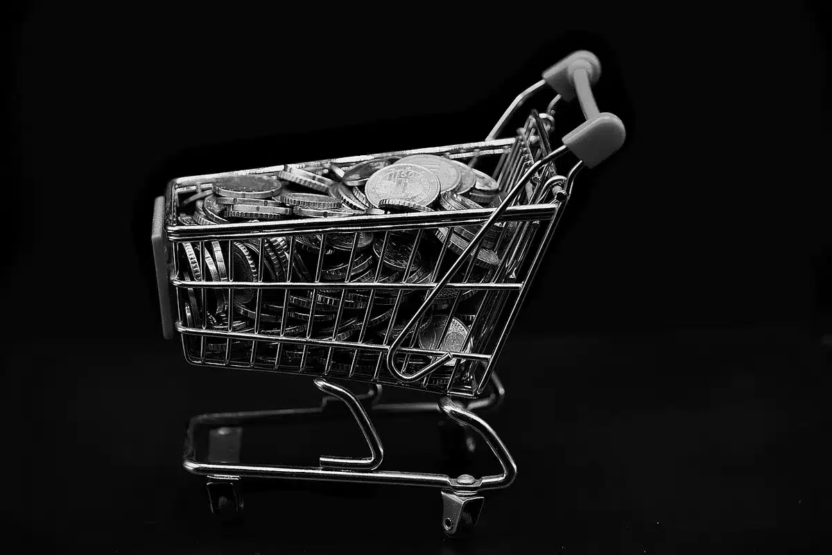 Riunionе di produzione attorno a un tavolo con documenti di budget