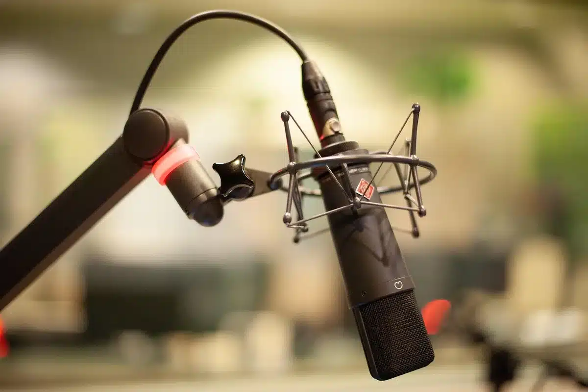 Set televisivo durante un'intervista, scrivania e microfoni