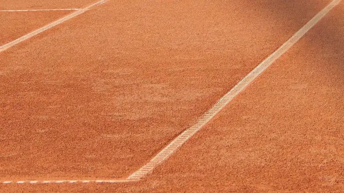 Scambio intenso da fondo campo tra due giocatori di tennis