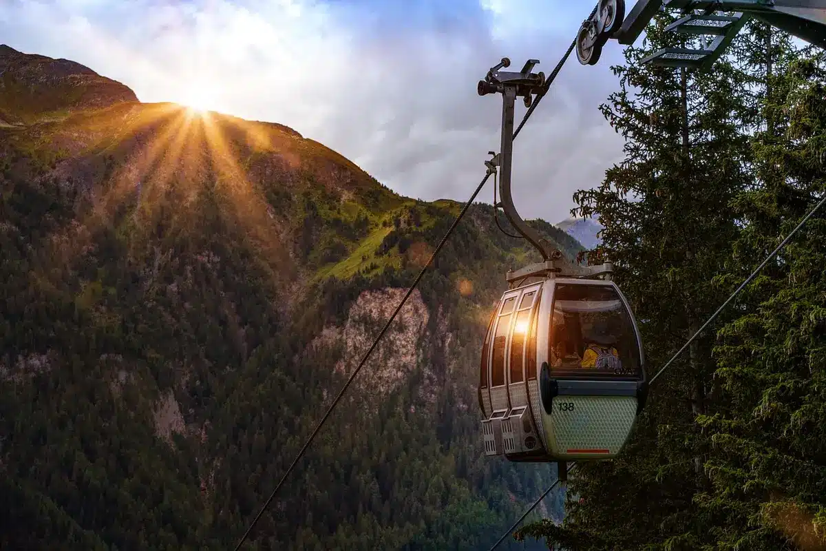 Immagine concettuale di impianto di risalita e lavori in montagna