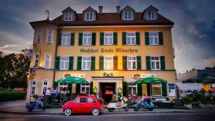 Vicolo con trattoria anonima, panchina e contenitori take-away al tramonto