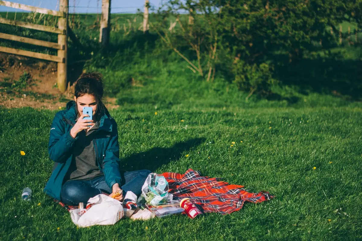 Persona che guarda il telefono con espressione ansiosa