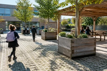 Cortili scolastici diventano oasi anti-caldo: più spazio e benessere per gli studenti