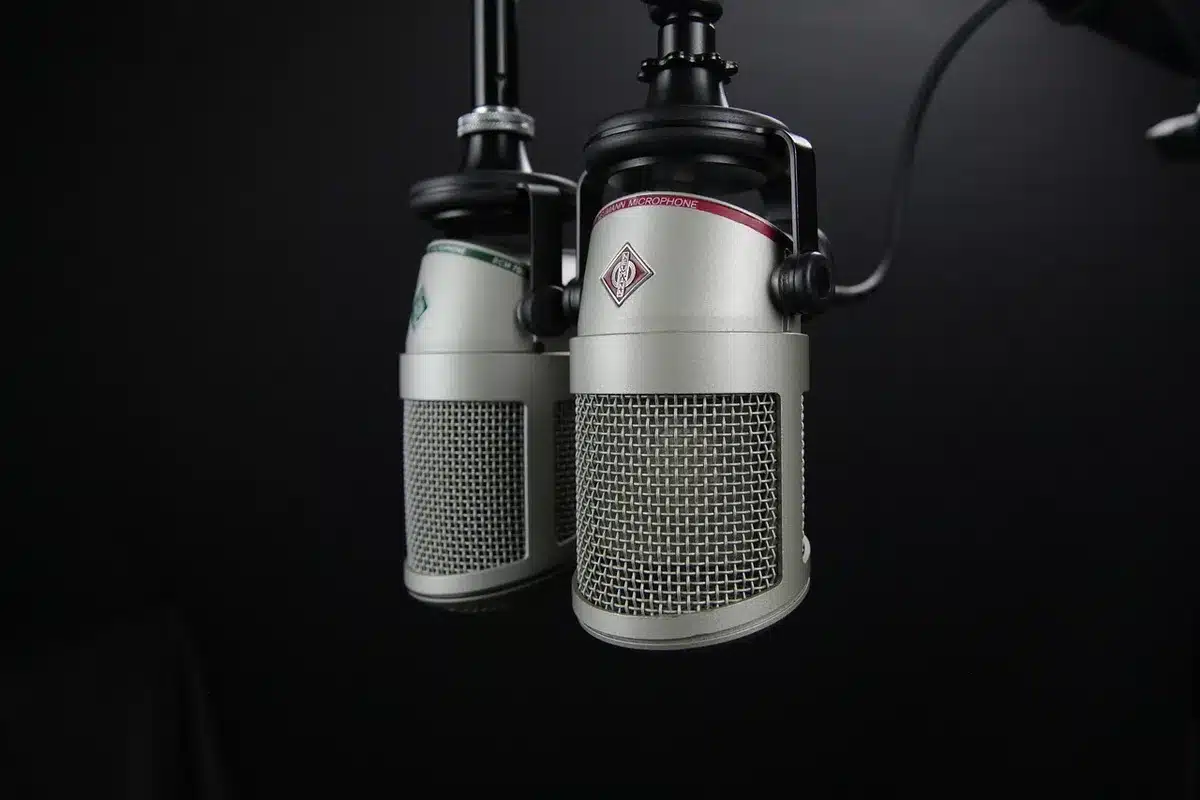 Microfono in uno studio radiofonico durante un podcast