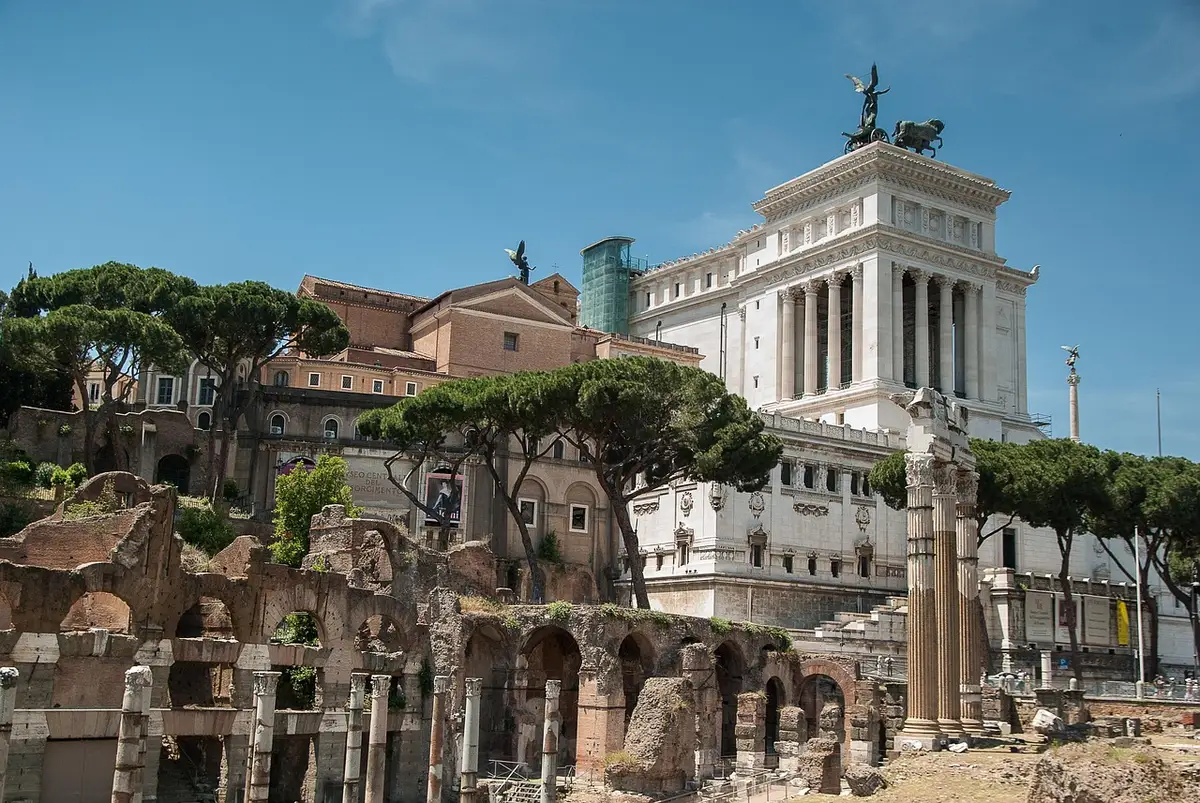 Palco e pubblico durante un forum internazionale sul cibo a Roma