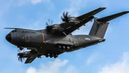 Aereo cargo militare anonimo e casse mediche sul piazzale di un aeroporto