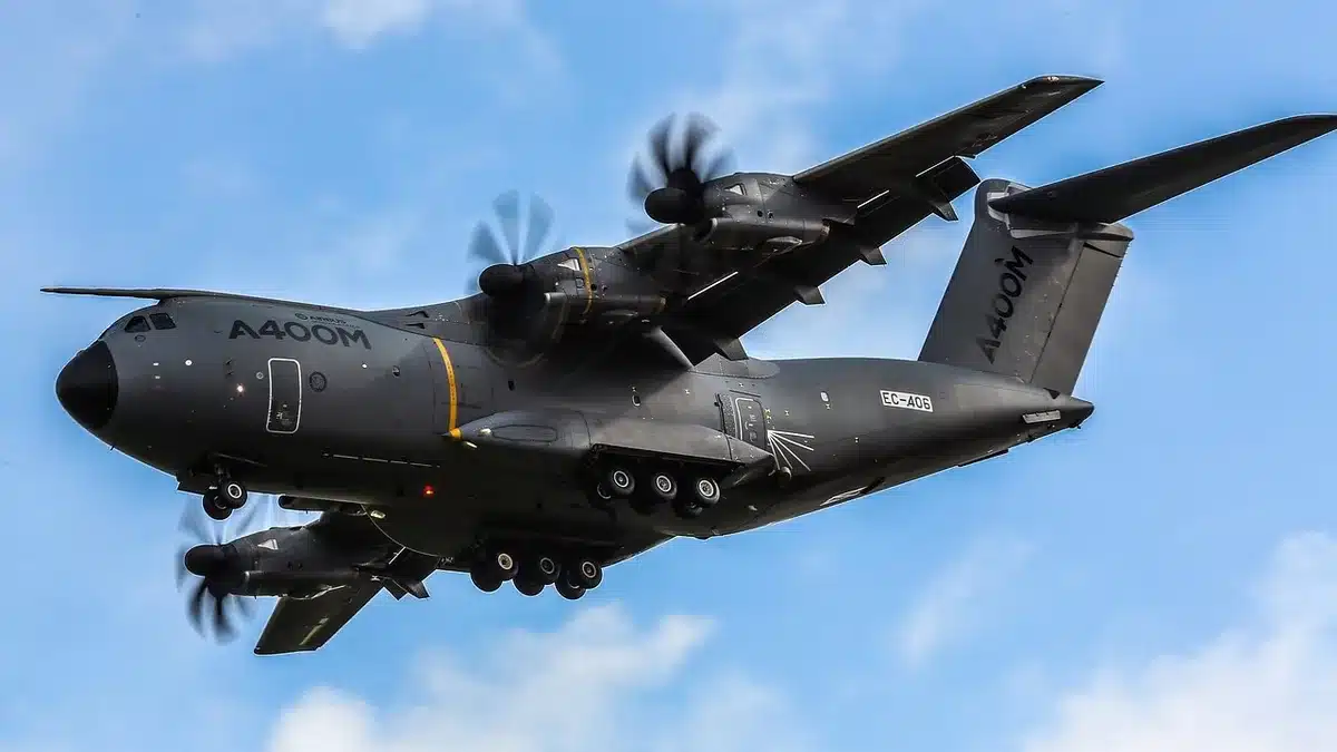 Aereo cargo militare anonimo e casse mediche sul piazzale di un aeroporto