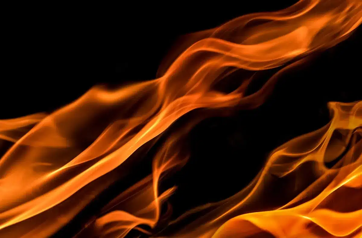 Fumo e cumuli di rifiuti in un'area di smaltimento abusiva