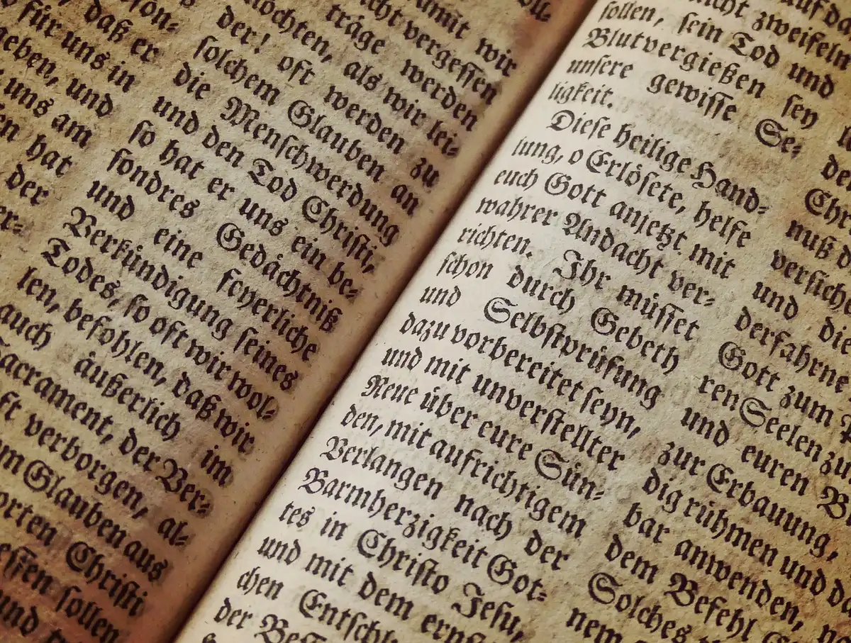 Un'edizione annotata dell'Eneide aperta su un tavolo