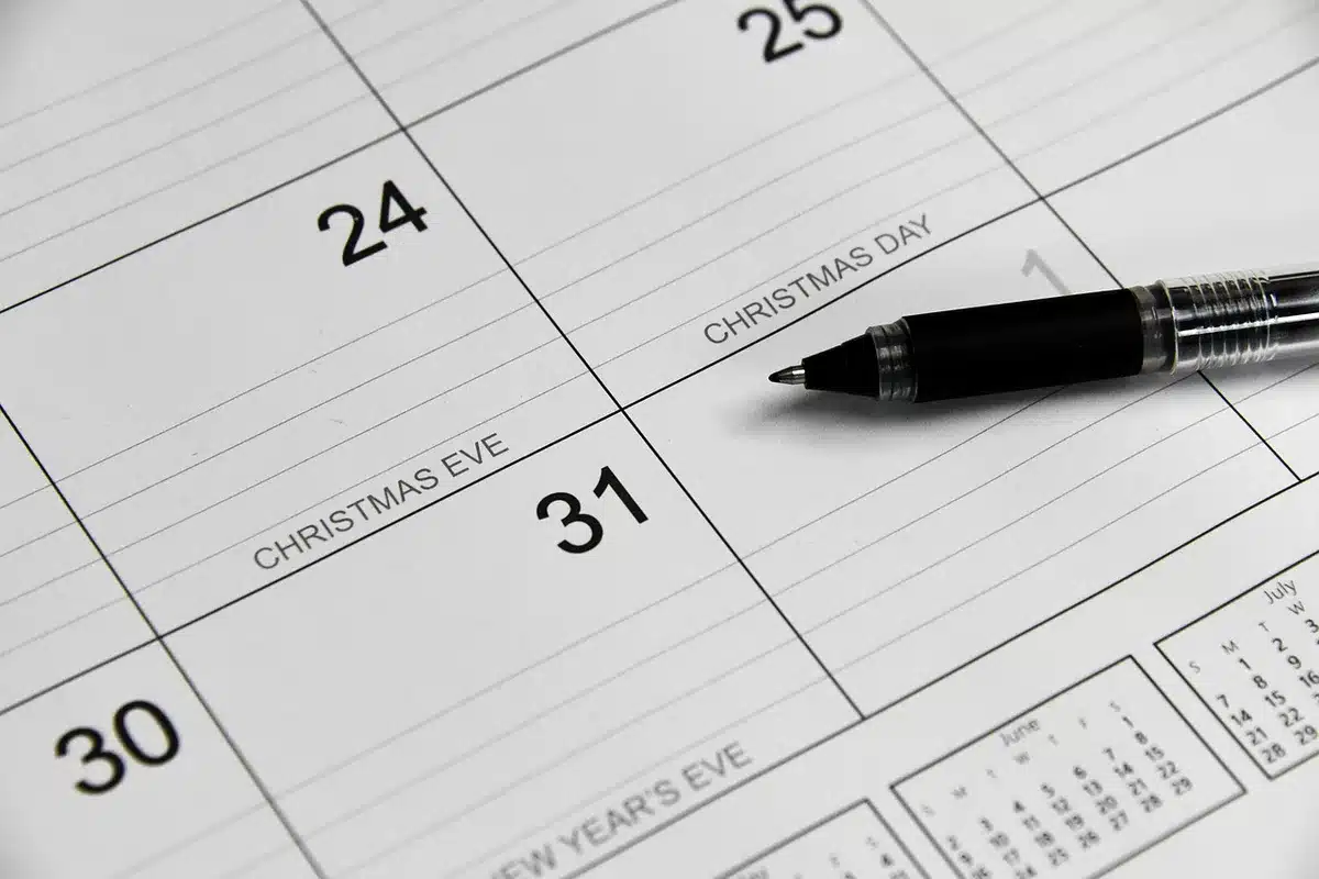Calendario segnato con il 23 dicembre su una scrivania di redazione
