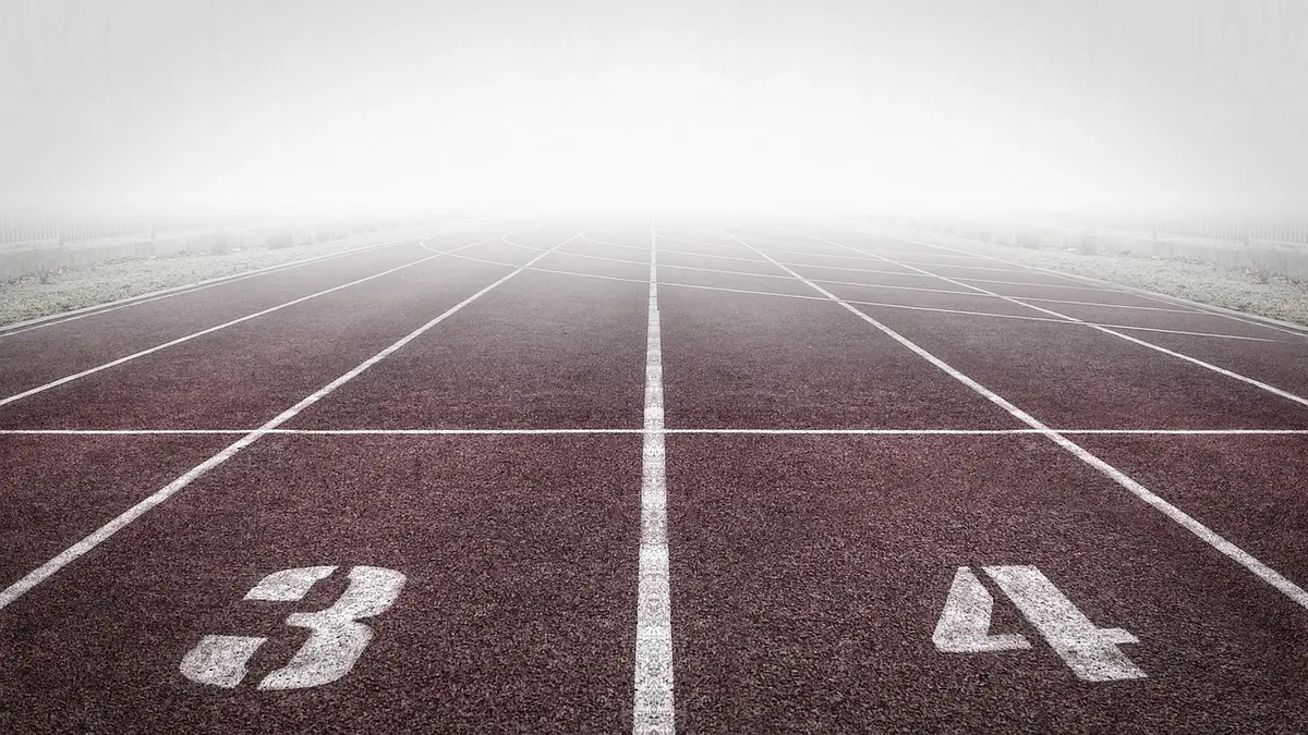 Atleta anonimo mentre si riscalda sui blocchi prima di una gara