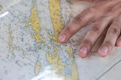 Tetti urbani al tramonto con foschia di calore e mani che reggono una mappa