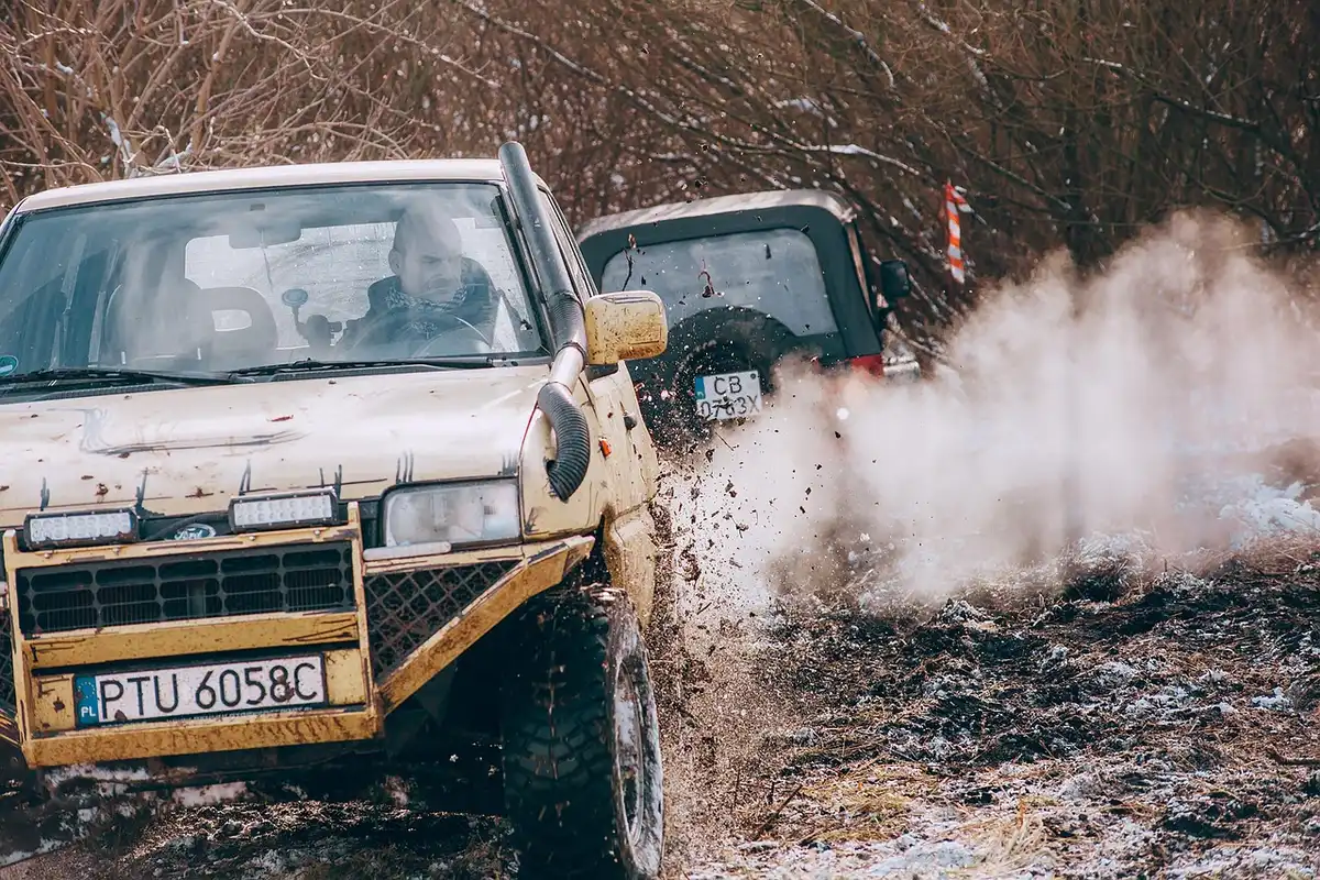 Veicolo 4x4 su terreno impervio con attrezzature operative