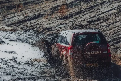 Veicolo 4x4 con palo telescopico e tecnico che collega cavi su strada rurale