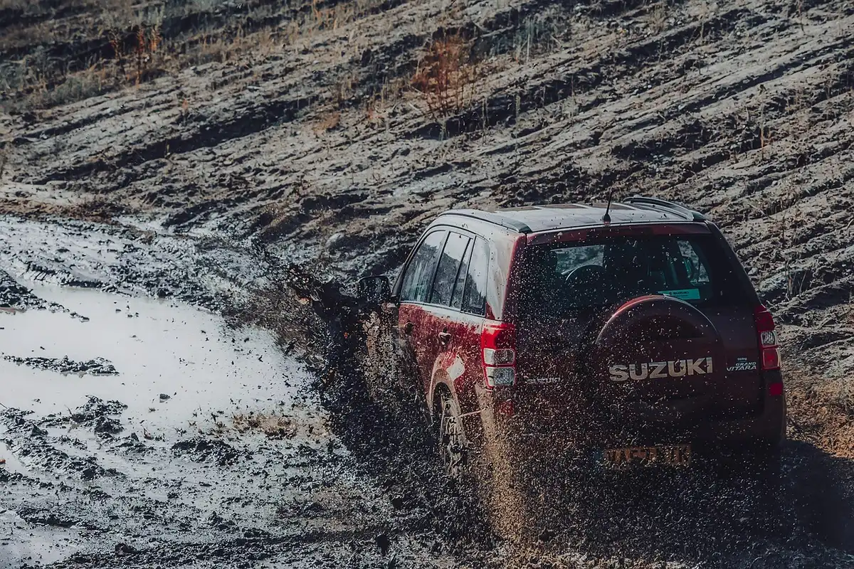 Veicolo 4x4 con palo telescopico e tecnico che collega cavi su strada rurale