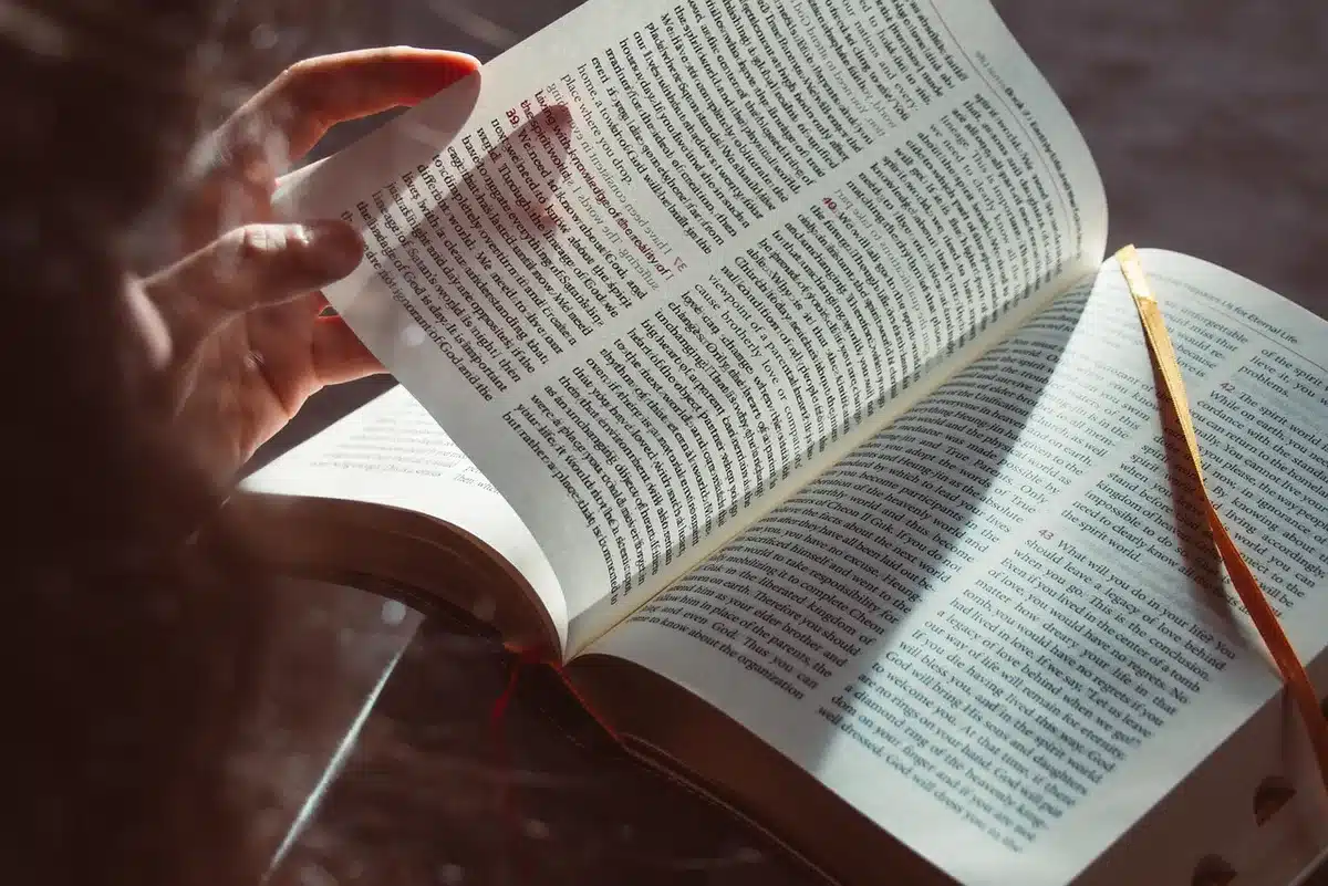 Interno con finestra e un diario aperto che evoca riflessione personale