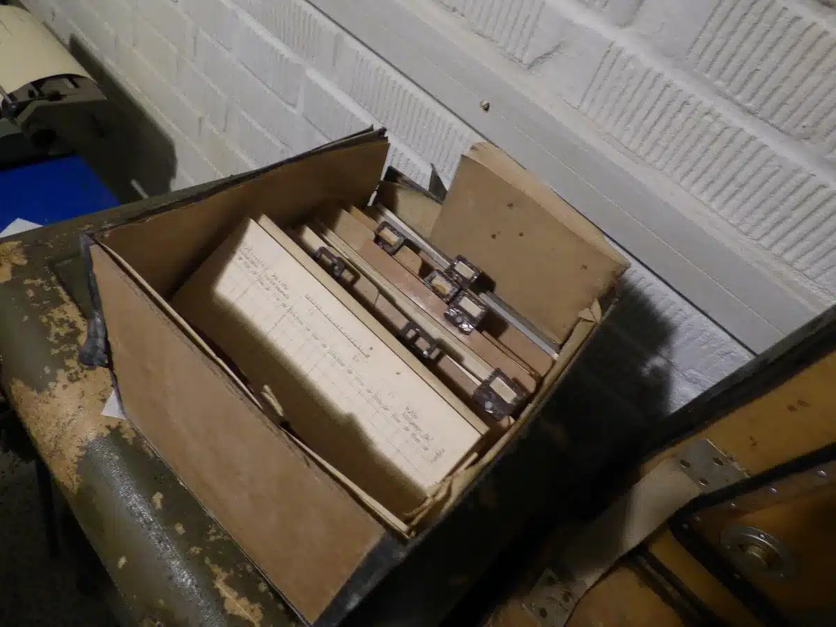 Mani che sfogliano documenti d'archivio in bianco e nero