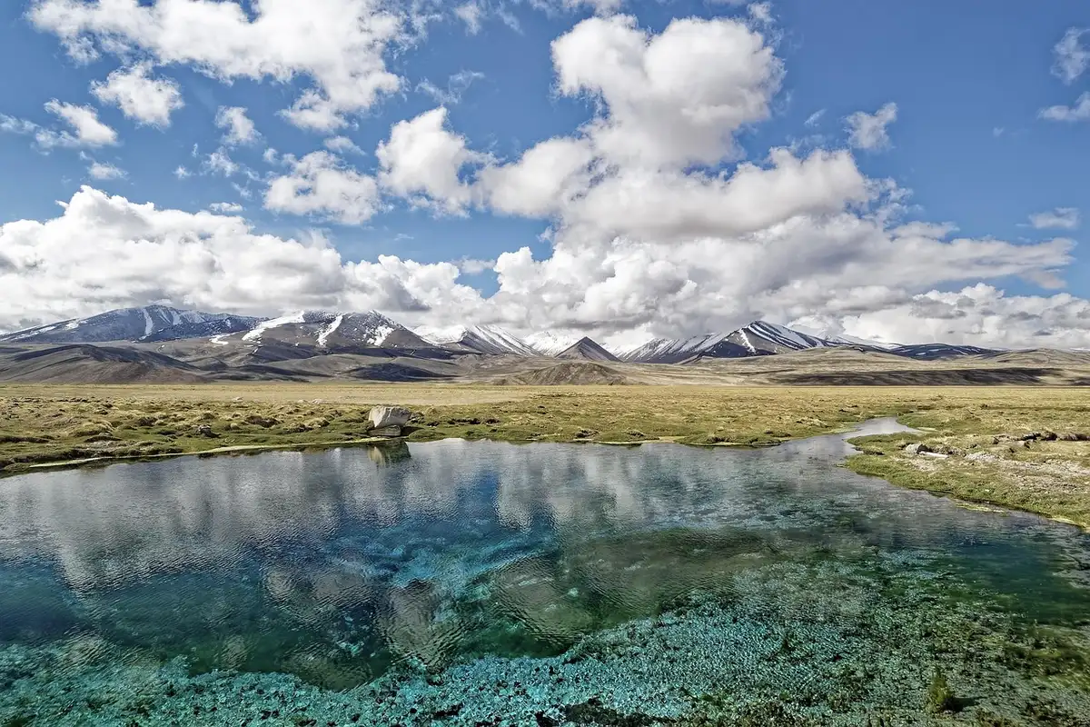 Lago proglaciale sotto pareti instabili, rischio per infrastrutture