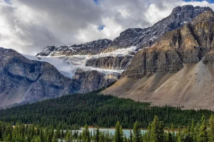 Cresta alpina con lingua di ghiaccio arretrata e lago proglaciale in lontananza