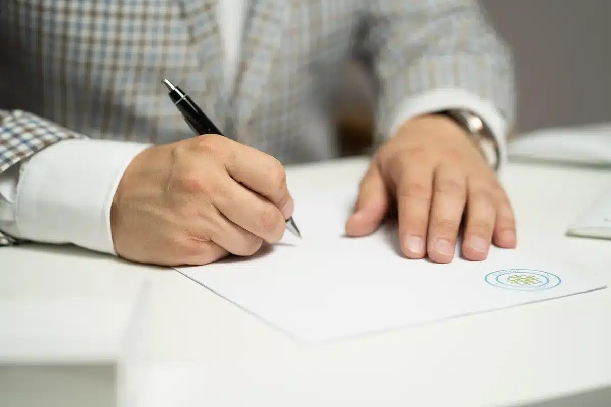 Persone d'azienda che consultano documenti e registri per la compliance ambientale