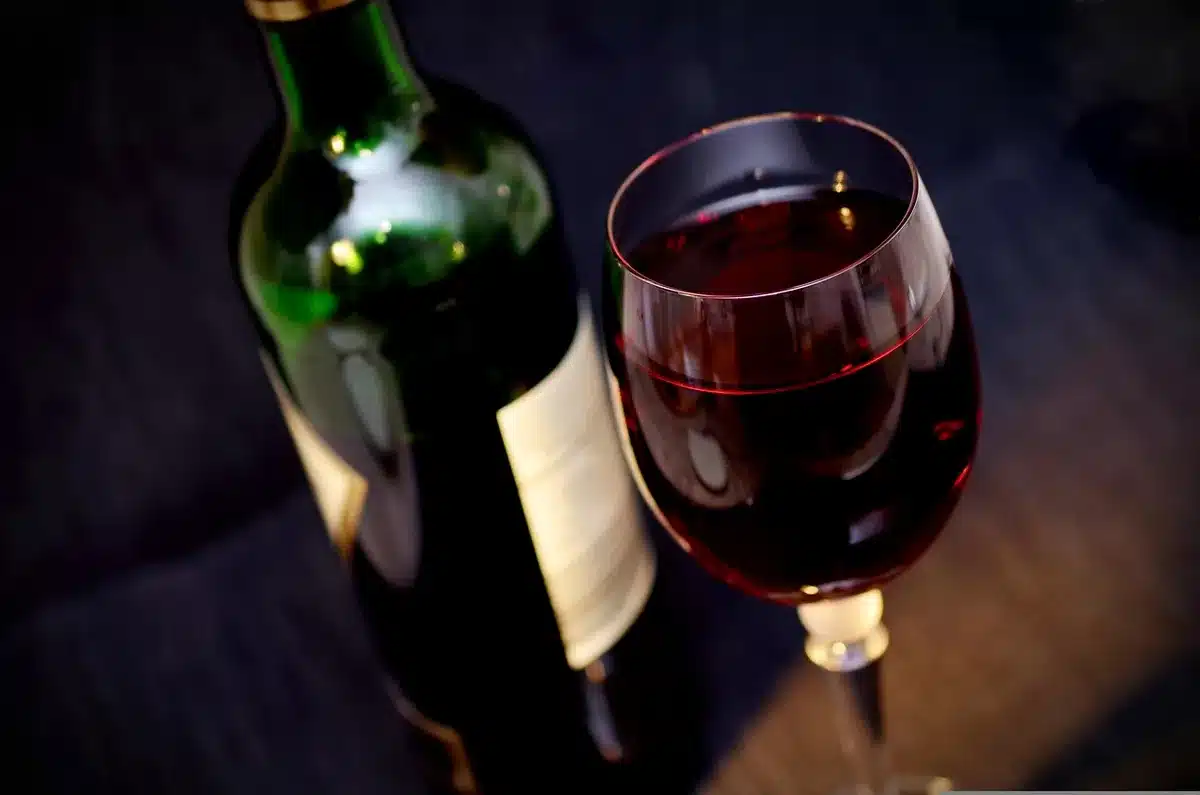 Interno di osteria con bicchiere di vino e libro sul tavolo
