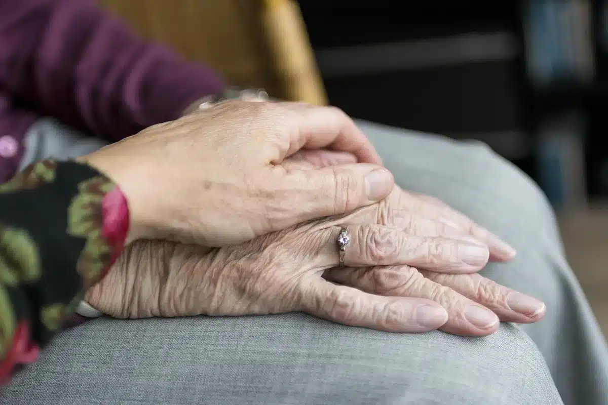 Esterno della Casa dei Nonni con ingresso e panchine