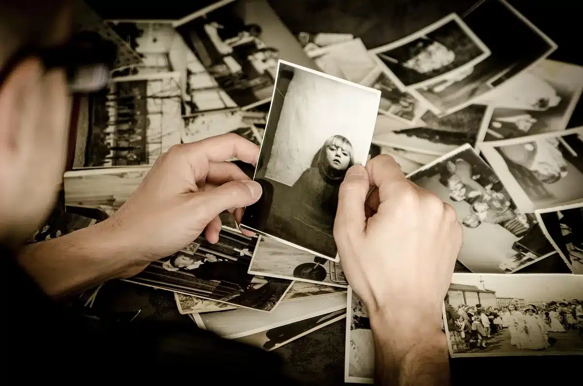 Scaffali o contatti d'archivio fotografico che suggeriscono materiale documentario