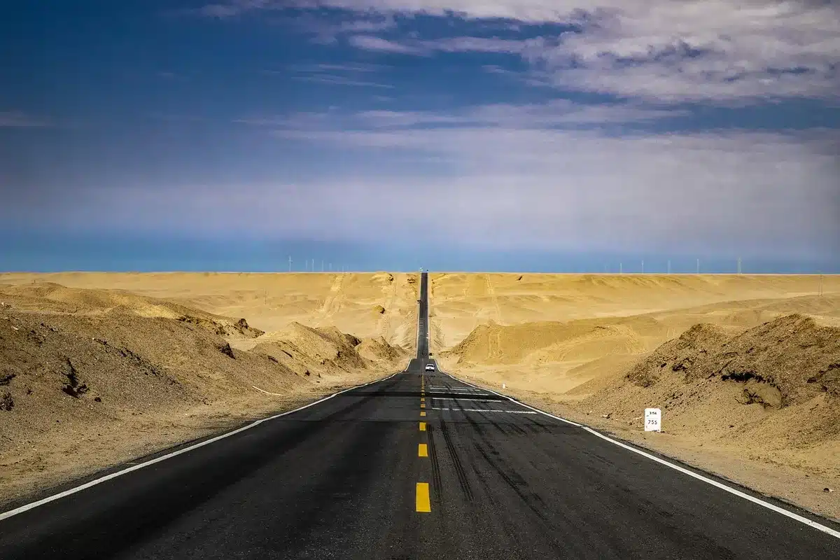 Camion per rifiuti su strada provinciale che illustrano l'aumento dei trasporti