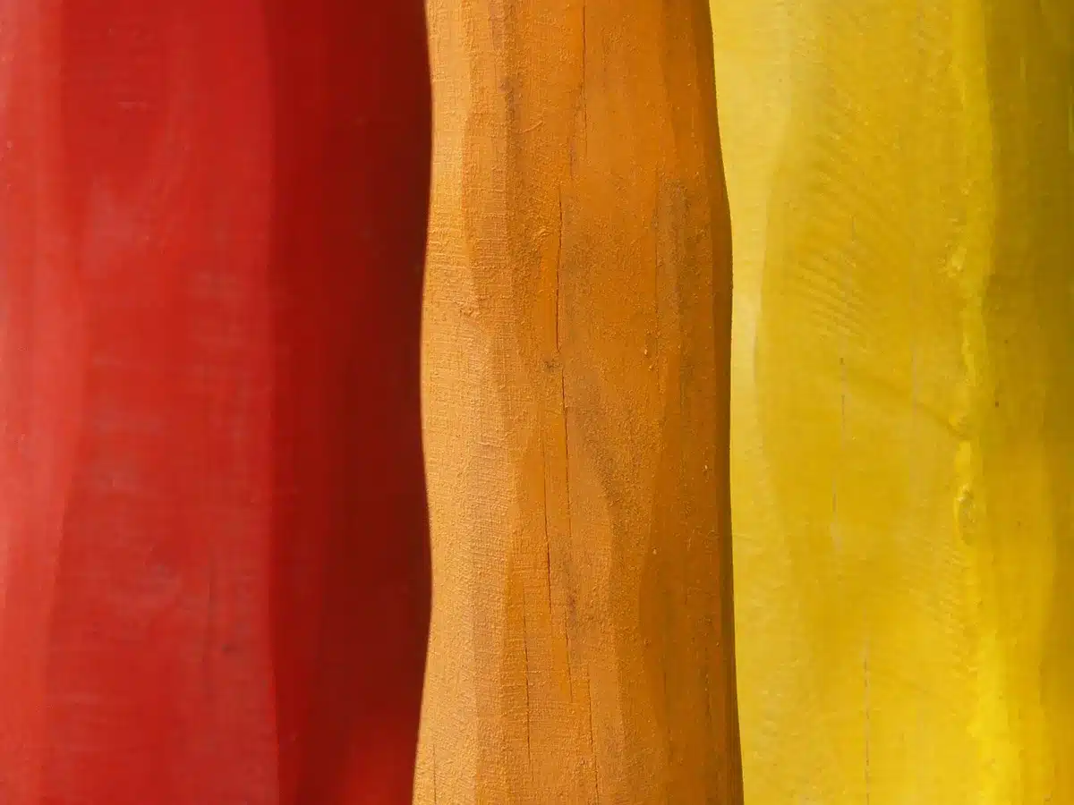 Palco con relatori internazionali e pubblico in uno spazio culturale