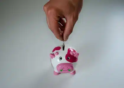 Mani anonime che contano banconote e ricevute su un tavolo, simbolo di pressione economica