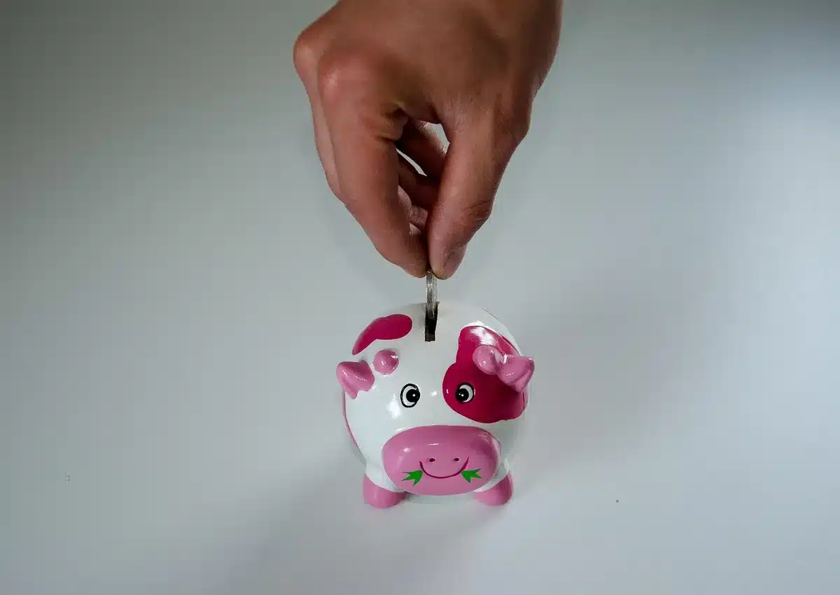 Mani anonime che contano banconote e ricevute su un tavolo, simbolo di pressione economica