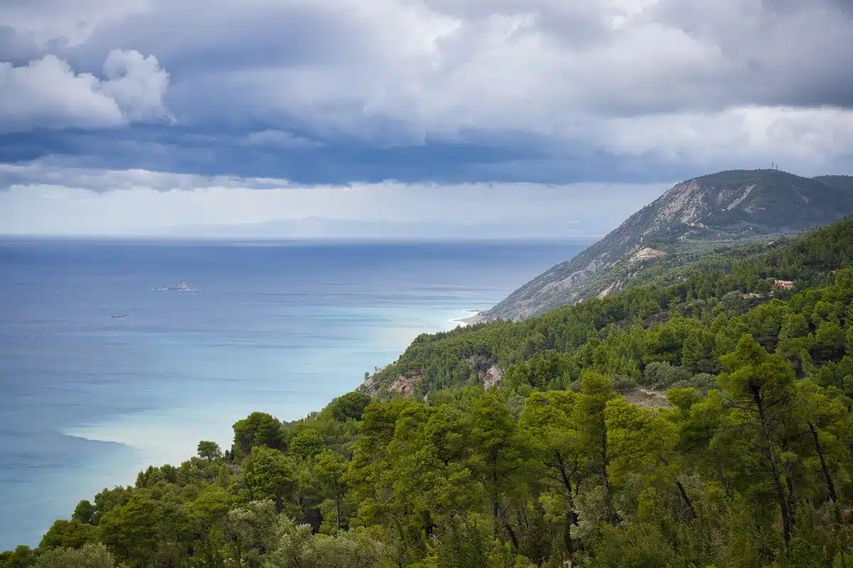 Case in prossimità della costa su una piccola isola minacciate dall'erosione