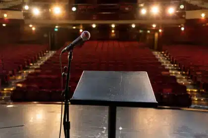 Maurizio Crozza, da comico di teatro a voce della satira politica: il retroscena con Berlusconi